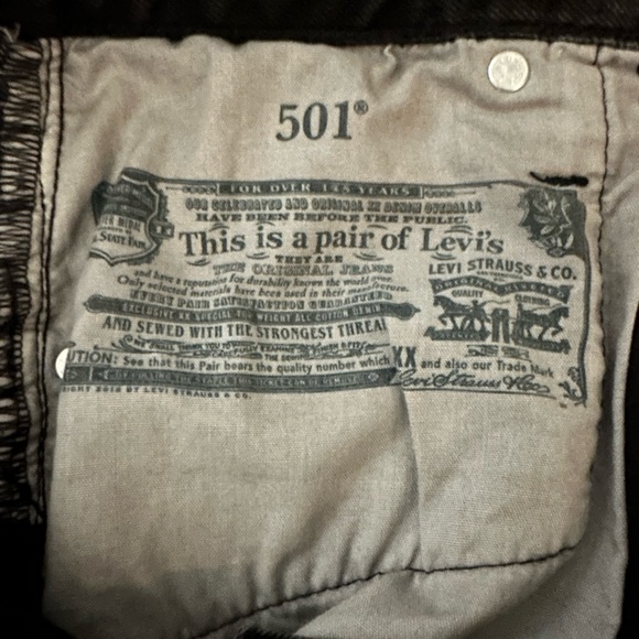 🖤NWOT LEVIS 501 HIGH RISE WOMENS DENIM SHORTS LUNAR BLACK | Black Distressed🖤 - Picture 5 of 6